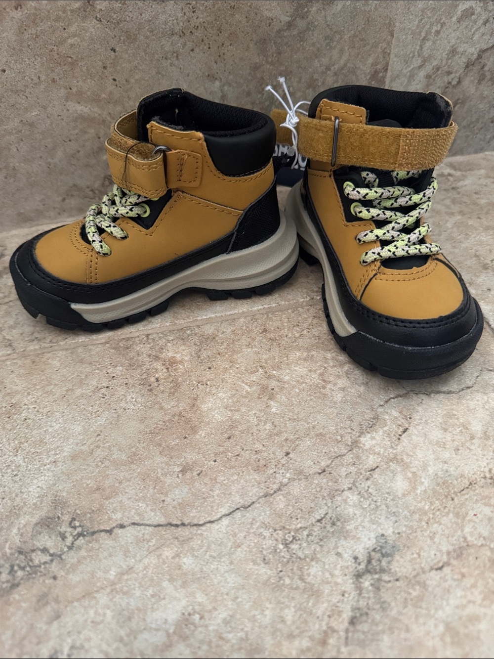 OshKosh B'gosh boys Neil B. Boots Tan Hiking-Style sneakers size 5 of24h02p